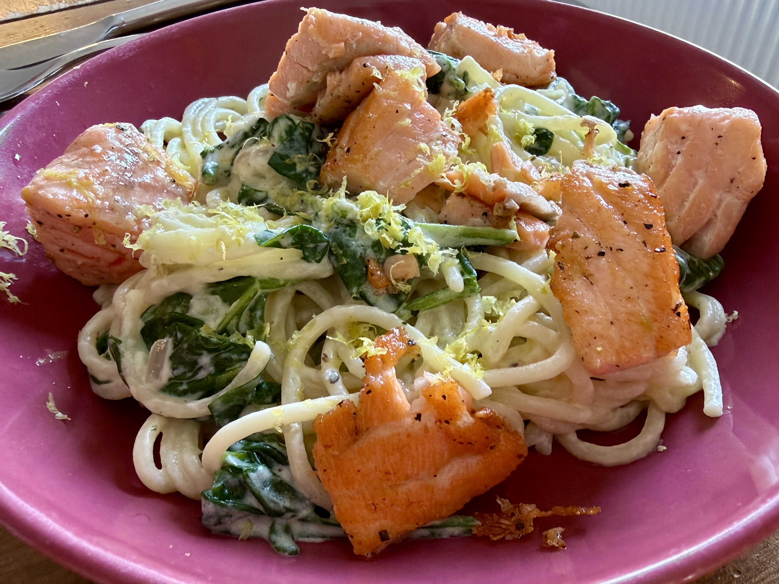 <i>Pasta mit cremiger</i><i>Gruy&egrave;re-Sauce &</i><i>knusprigem Lachs</i>